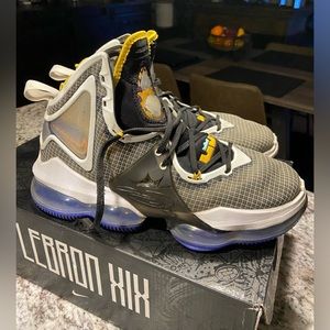 LEBRON XIX size 9 worn four times